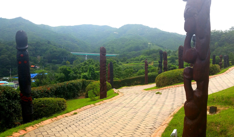 Illustration for article titled Hay un parque con decenas de penes gigantes en Corea del Sur